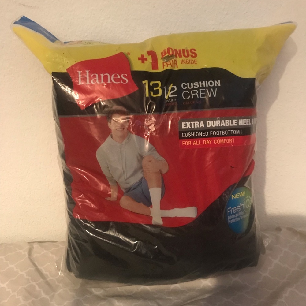 13 pairs of hanes socks size 6-12 Crew.  (New)